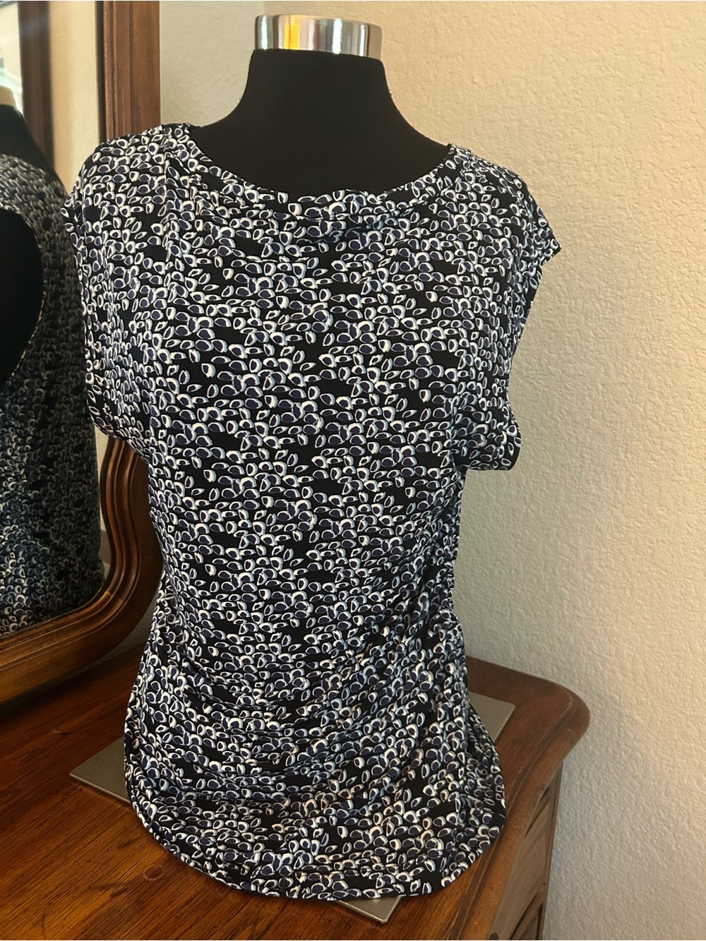 Tahari Navy & White Cap Sleeve Printed Blouse. Size L. NWTGS